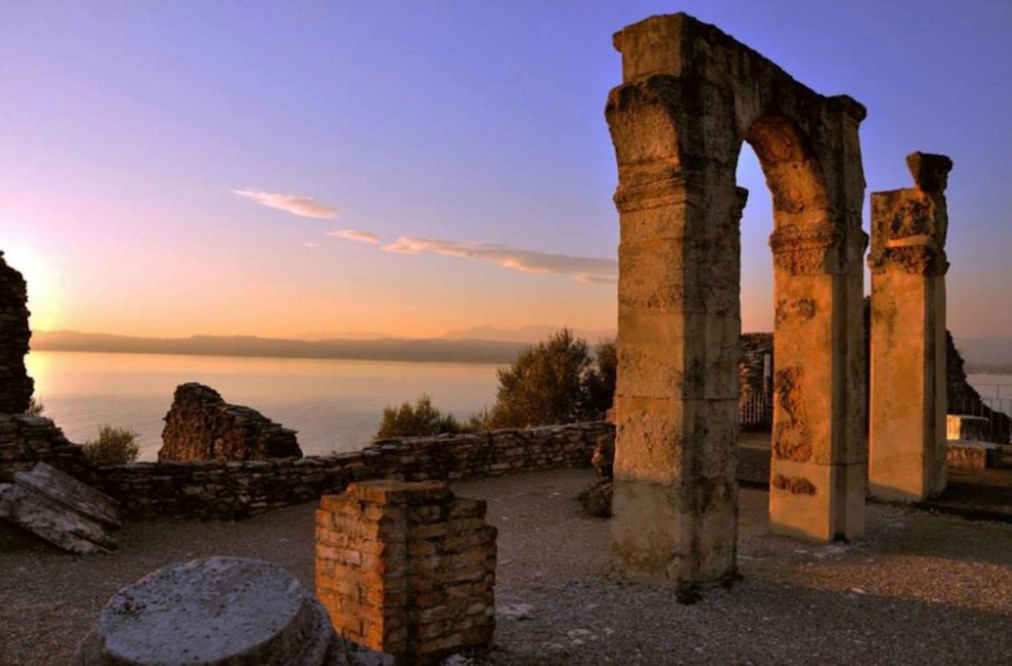 The Riva Apartment Sirmione Bagian luar foto